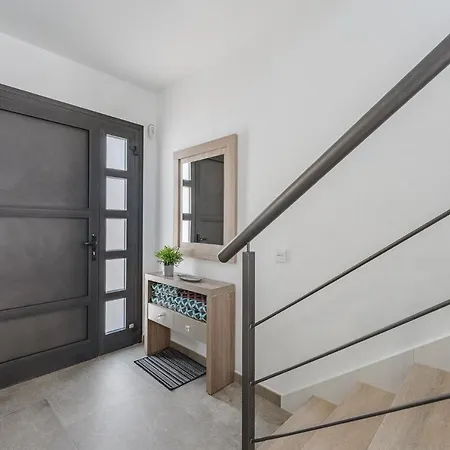 Townhouse With Three Bedrooms Apartment *