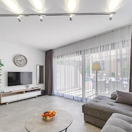 Townhouse With Three Bedrooms *