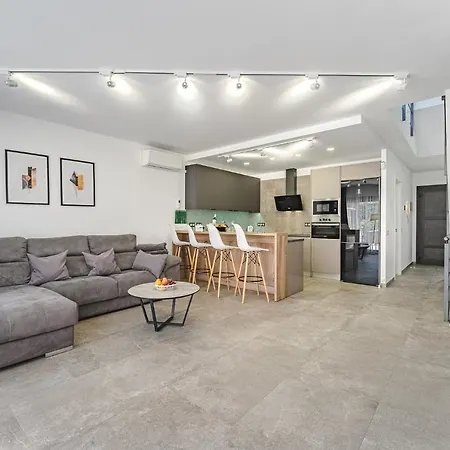 アパート Townhouse With Three Bedrooms アデヘ